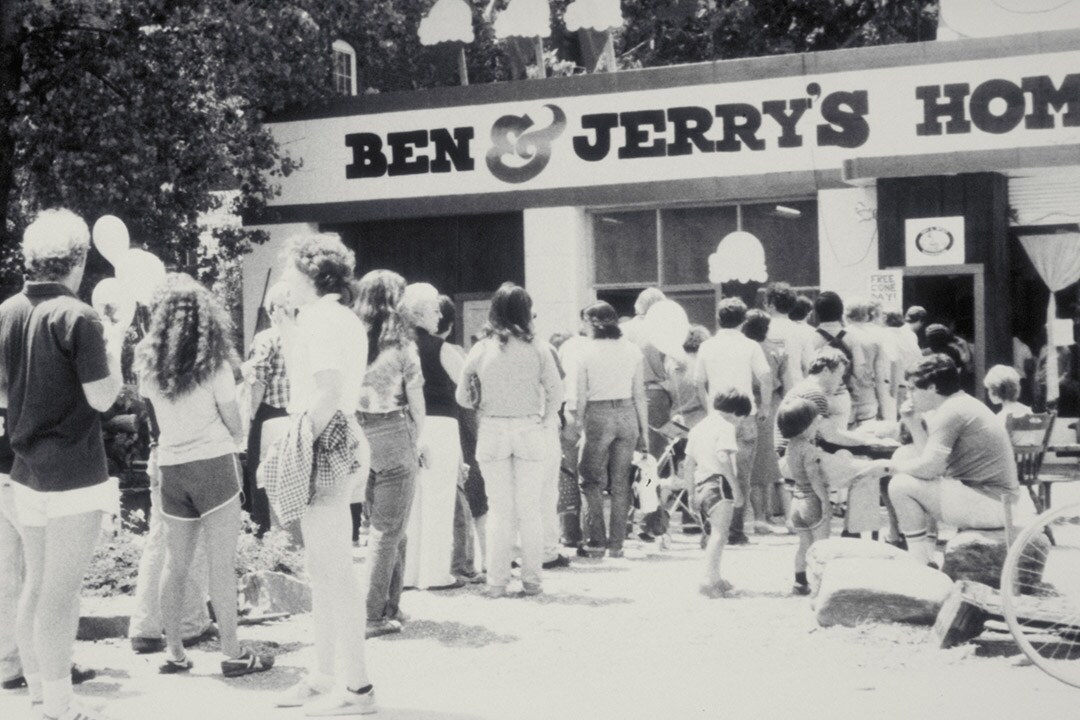 ปี 1979 หลังจากนั้นก็มีผู้คนมากมายยืนต่อคิวรอซื้อที่ Ben & Jerry's