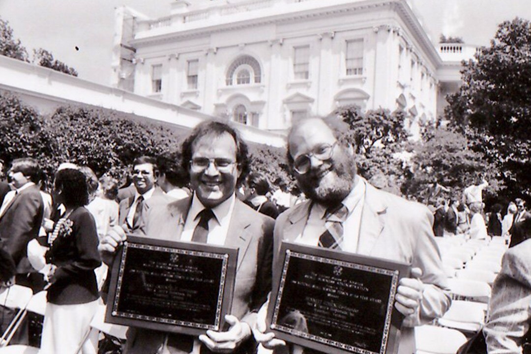 Ben & Jerry ถือโล่รางวัลของพวกเขา