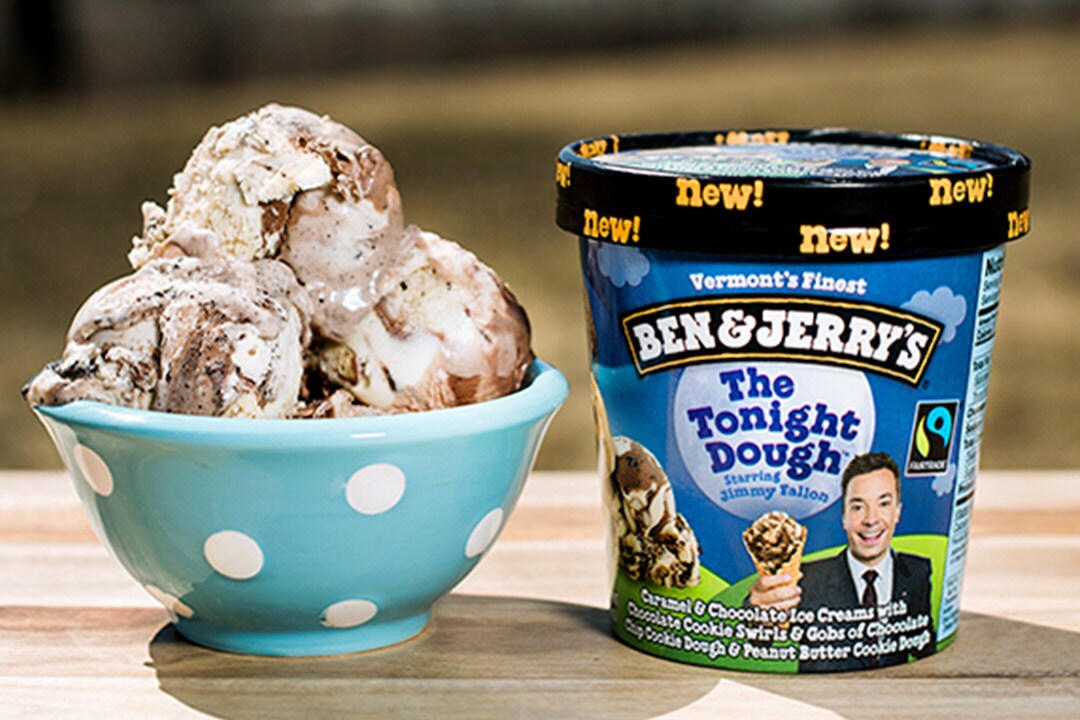 จาน The Tonight Dough พร้อมกับหนึ่งถ้วยไอศกรีม